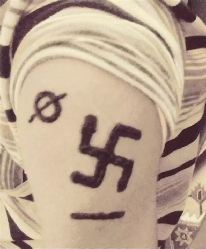 tato kuno simbol swastika