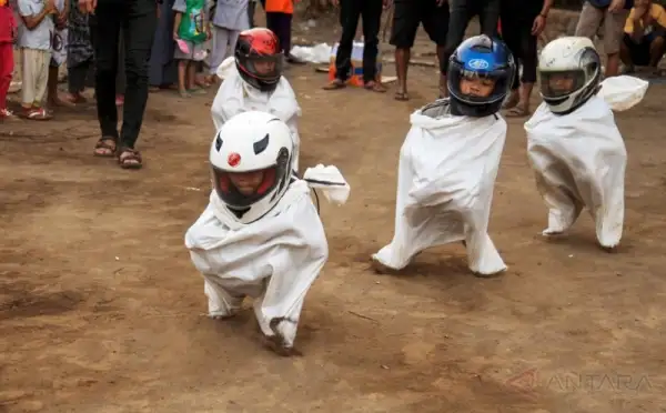 Lomba BalapKarung Pake Helm