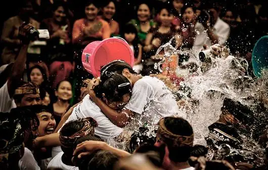 upacara adat omed-omedan