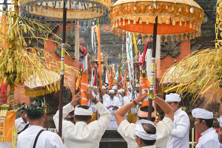 upacara adat saraswati