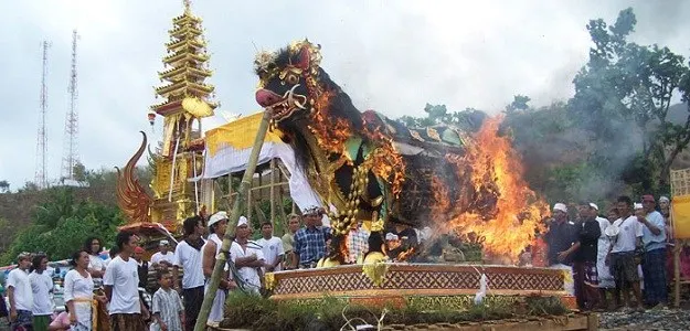 upacara adat ngaben di bali
