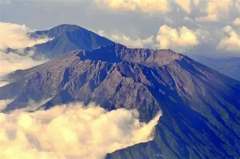 Gunung Raung Siaga 2, Pendaki Antre di Tengah Ancaman