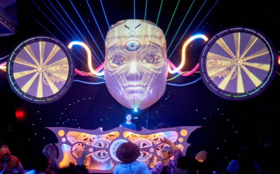 Projection de mapping vidéo monumentale sur une façade d'édifice historique.