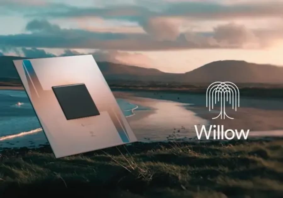 Gros plan sur la puce informatique quantique Willow de Google, avec sa structure interne complexe visible.