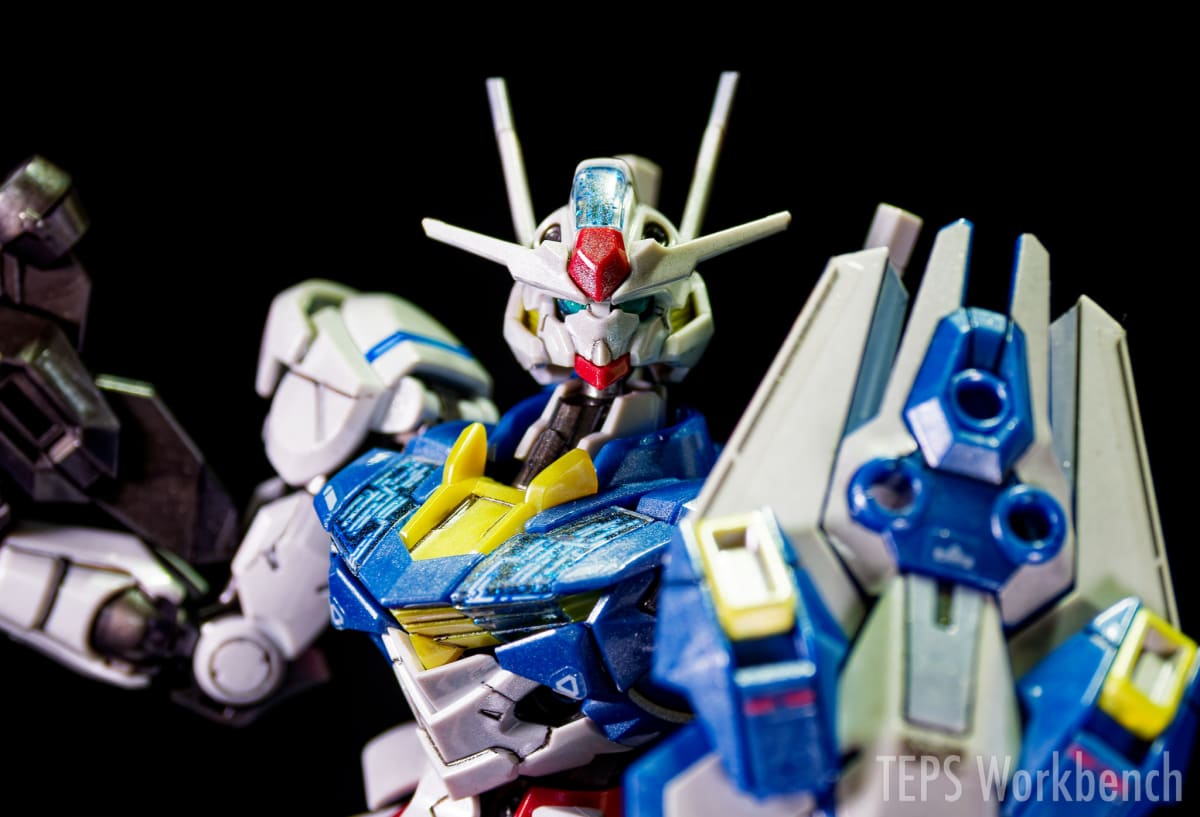 HG 1/144 ガンダムエアリアル パーメットスコア・シックス — 胸部の青く輝くシェルユニット。インモールド成形の発光パターンに、クリアシルバーのラメと光沢クリアが重なって深みが増します
