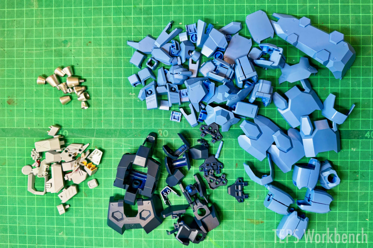 HG 1/144 グスタフ・カール00型 — 本塗り完了。自衛隊カラーのブルー2色が、いい感じにまとまってくれました
