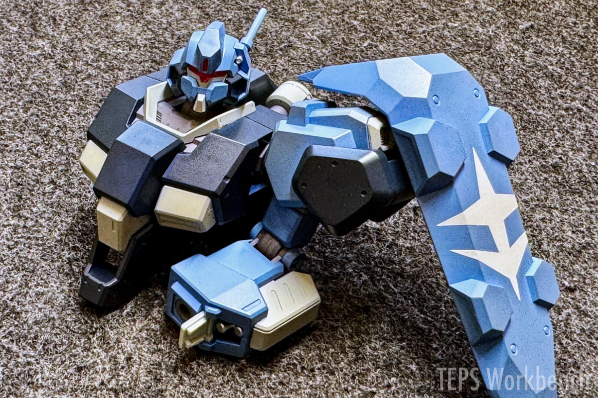 HG 1/144 グスタフ・カール00型 — シールドにシールを貼付。薄くてピッタリ貼れる優れもので、エンブレムがきれいに決まりました