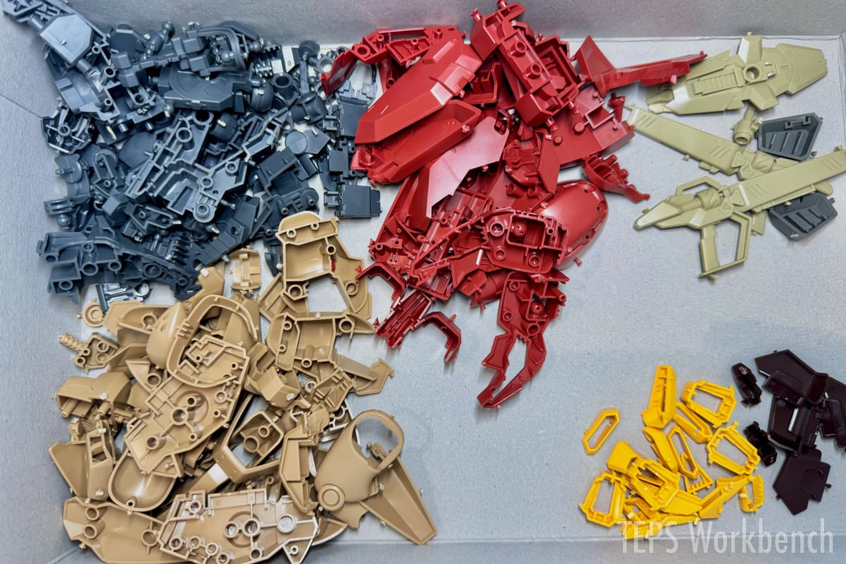 HG 1/144 メッサーM01型（ガウマン機） — 色ごとに仕分けしたパーツ。クリアパーツなど小さいものはランナーごと温存