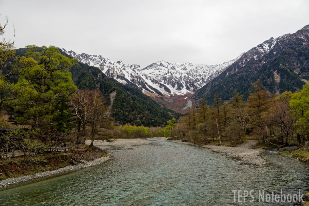 梓川と残雪の穂高連峰
