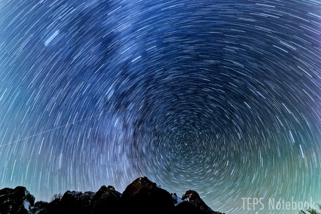 ザイオンの岩山の上を回る星の軌跡