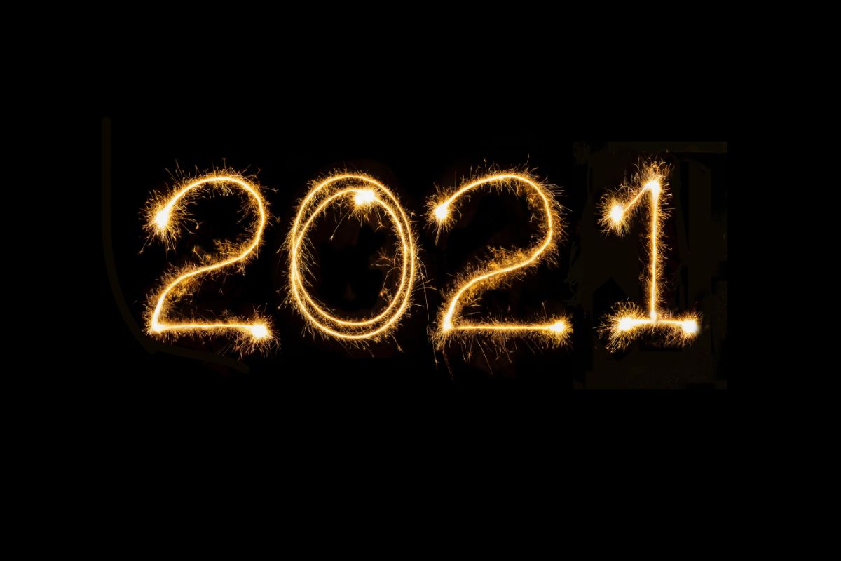 Sparkling light-painted '2021' against a pitch-black background.