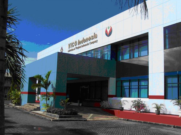 Background gambar bergaya abstrak dengan warna merah dan biru yang mewakili branding lowongan kerja, dengan pola geometris dan gradasi warna yang halus