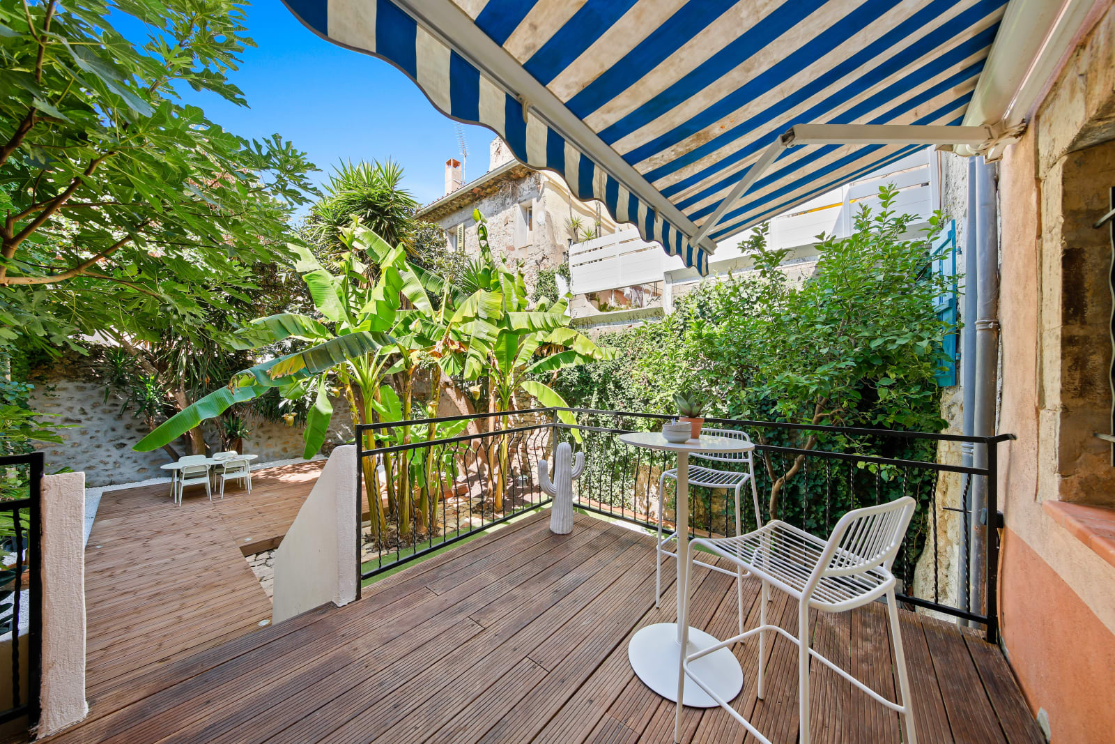 Coin terrasse ouvert sur le jardin