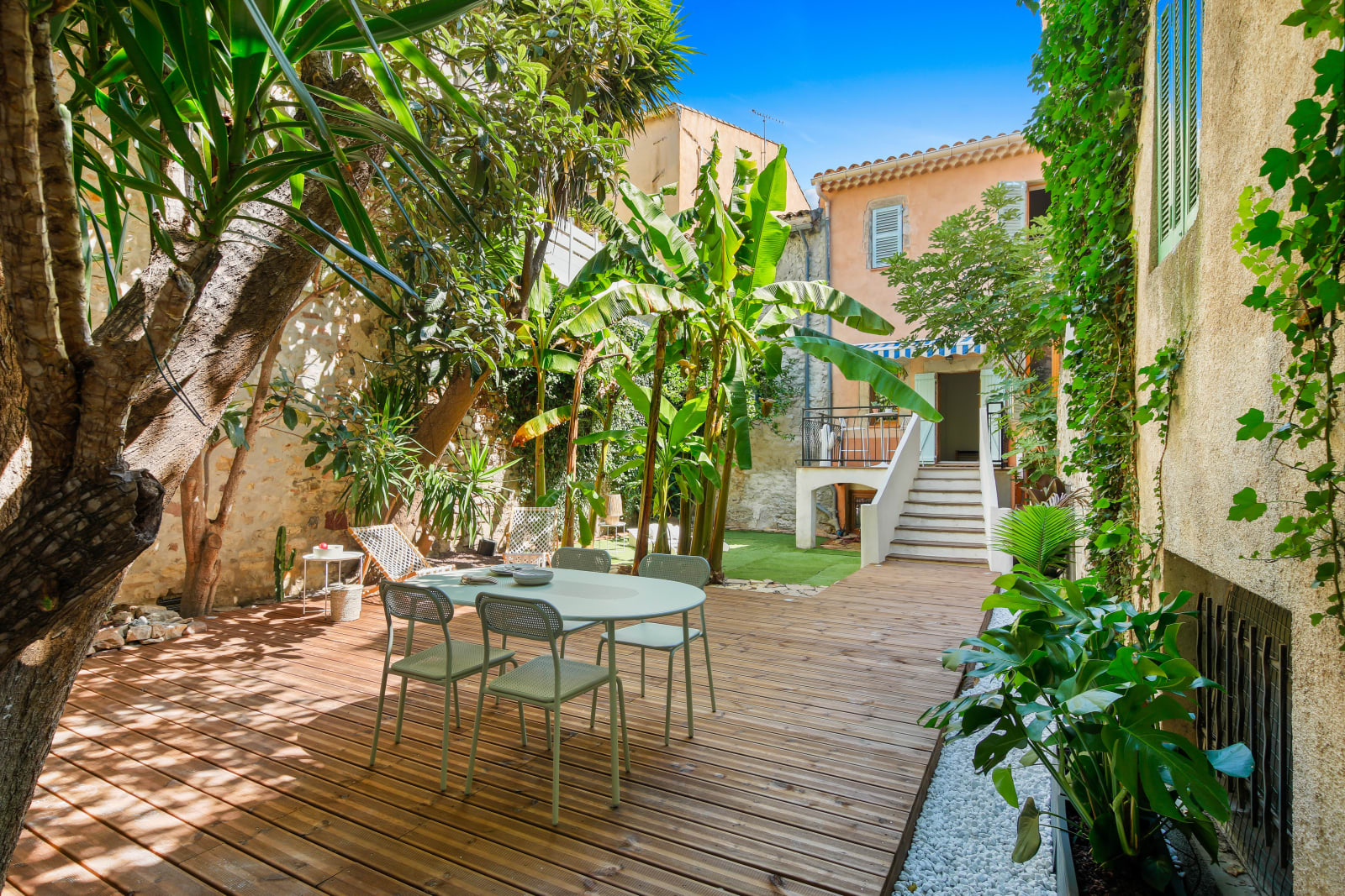 Jardin exotique privatif vu depuis l'appartement