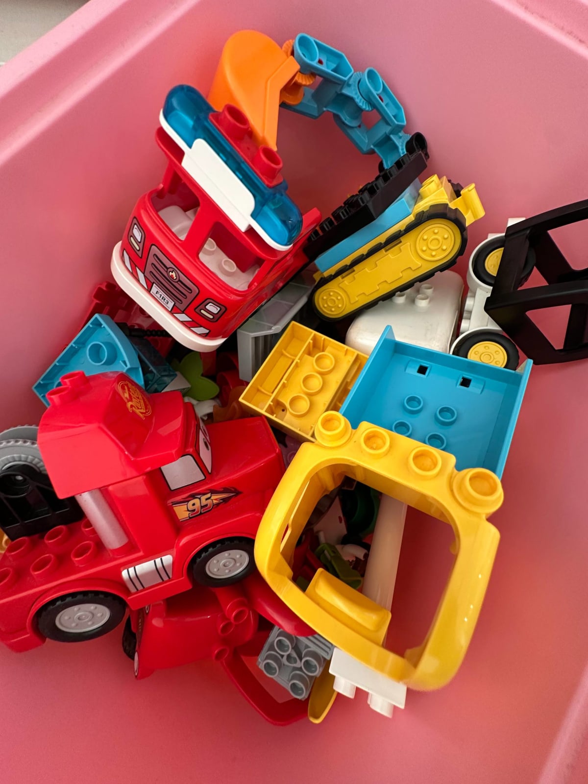 Продам большой ящик LEGO Duplo. Примерно 6-7 разных наборов, в основном для мальчика. Все в хорошем 1