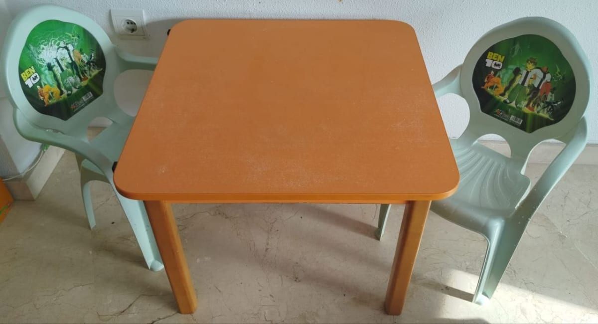 Продам стол с откидной столешницей. Стульчики в придачу. 15 евро. Аликанте. 2