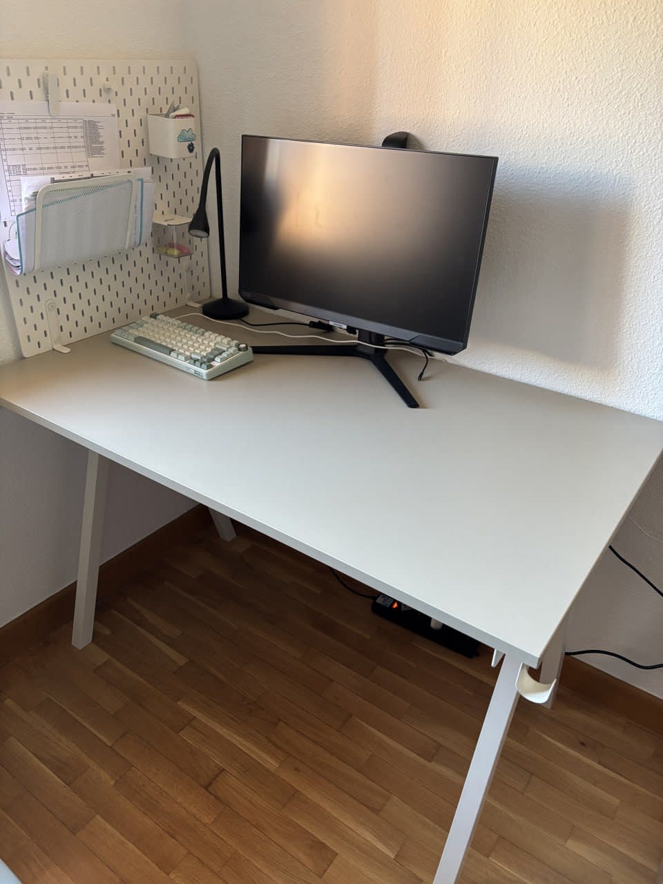 Три стола Ikea Trotten. Каждый за 55 евро. 1