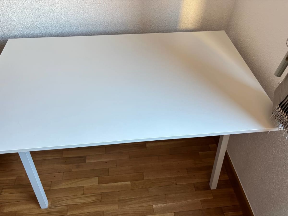 Продается стол Ikea Trotten. Цвет столешницы и рамы - белый. Цена - 45 евро. 2