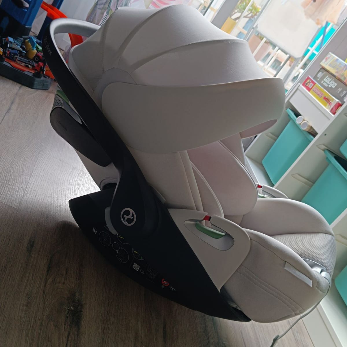 Автокресло Cybex cloud T i-size, в идеальном состоянии, как новое. Цвет Platinum White. 130€. Alican 1