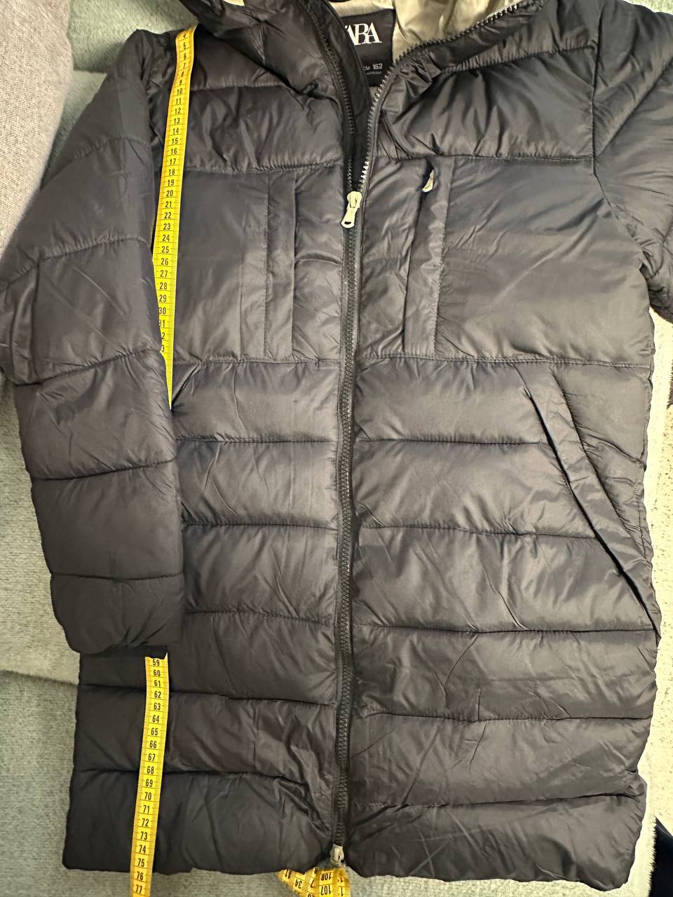 Пуховик Zara для мальчика на 10-11 лет, легкий и удлиненный (75см). Цвет чёрный с бежевой подкладкой 2
