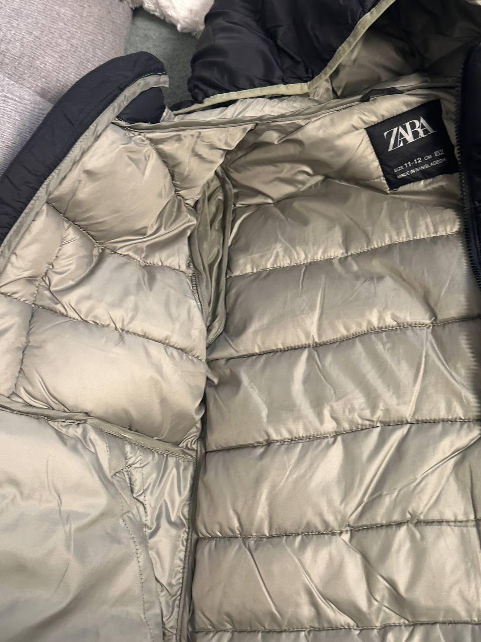 Пуховик Zara для мальчика на 10-11 лет, легкий и удлиненный (75см). Цвет чёрный с бежевой подкладкой 4