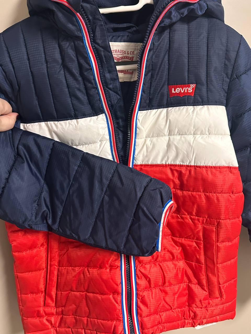 Продаю куртку д/мальчика Levi’s  на рост 152/12лет (маломерит, носили при росте 142). Без дефектов, 7