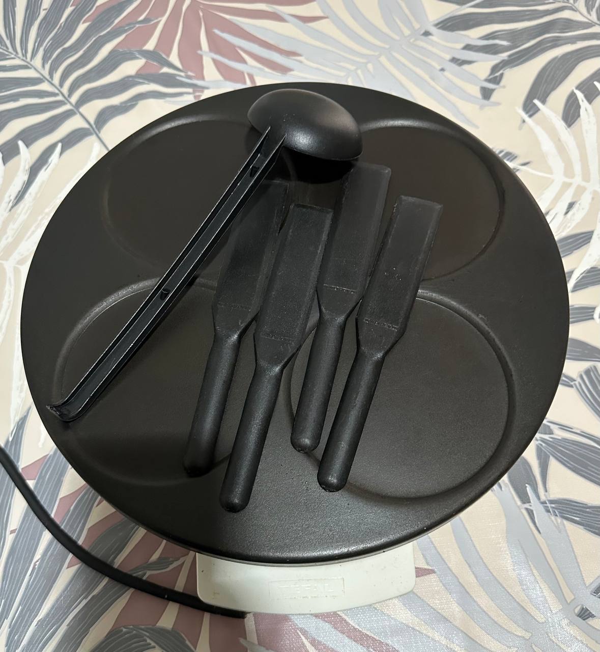 Продается блинница Tefal. В отличном состоянии всё работает в комплекте специальный половник и лопат 2