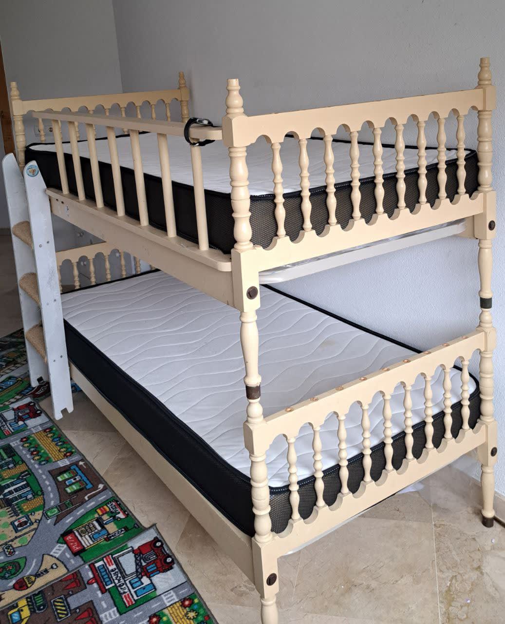 Продам кровать с матрасами. 40 евро. Аликанте. Район Археологического музея. 2