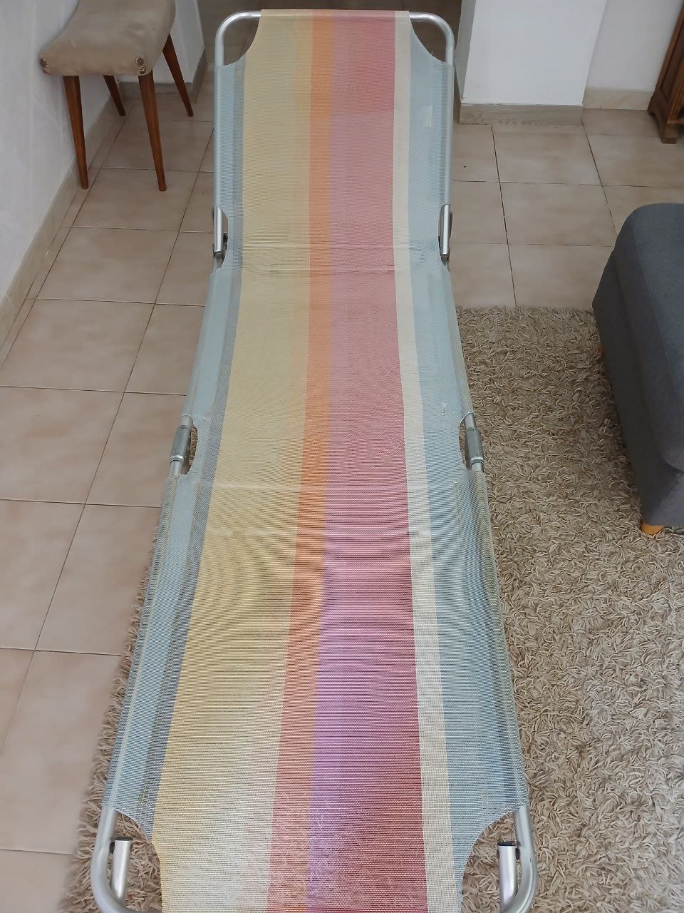 Шизлонг ,продаю в связи с отьездом .15€(новый 45 €)Аликанте 1