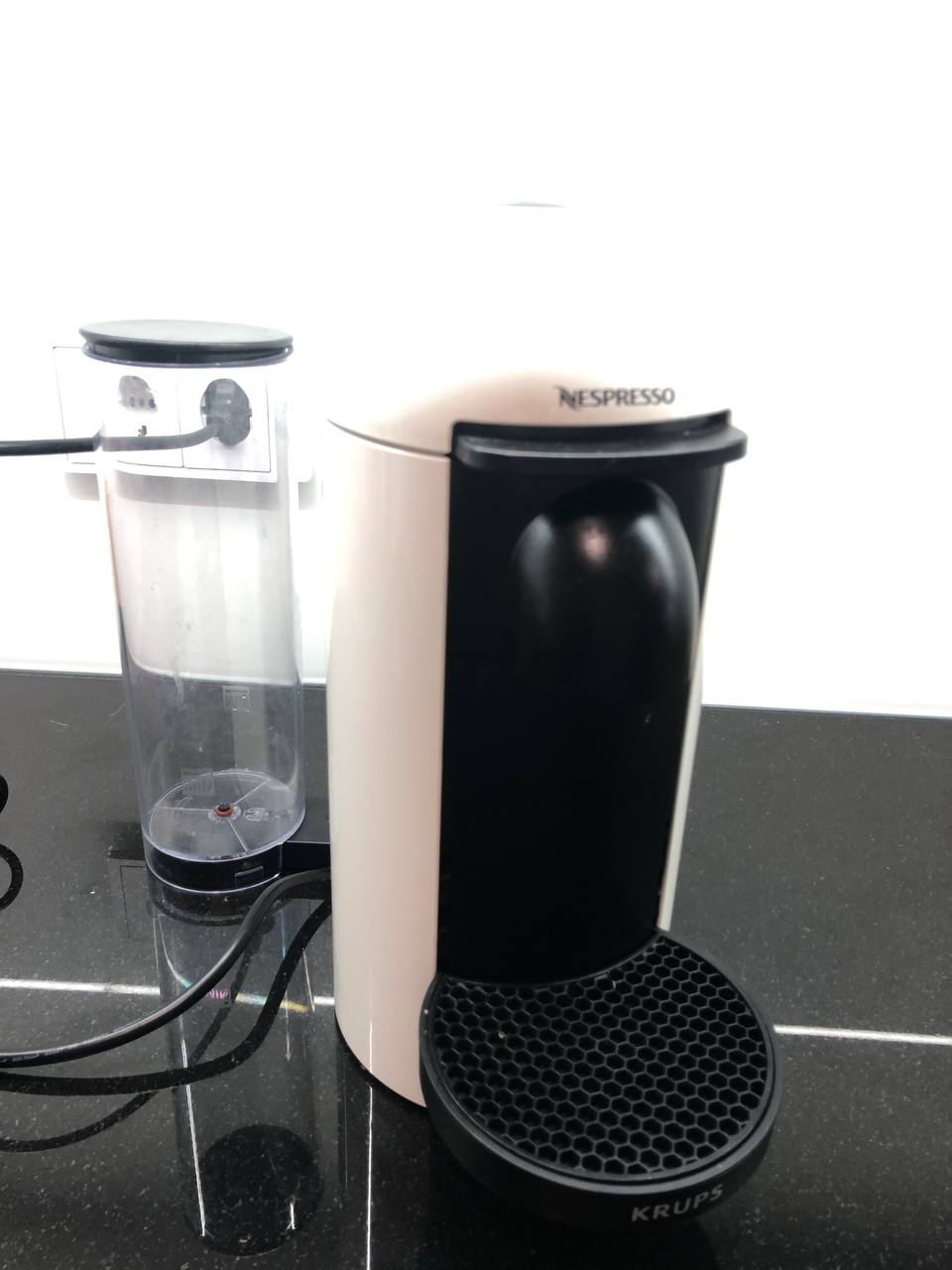 Продам кофемашинку, без капсул 50€ Финестрат Nespresso Vertuo 4