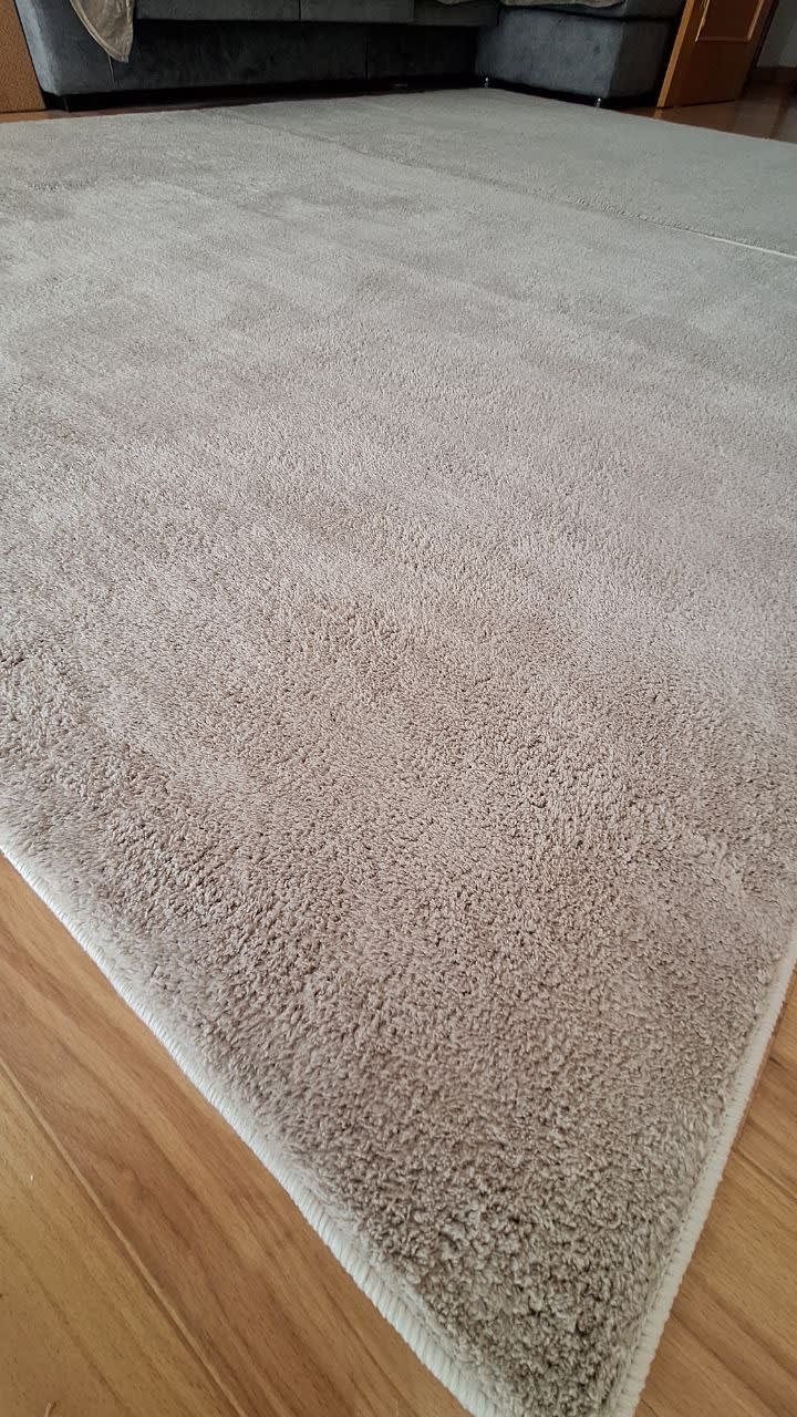 Срочно продам 2 напольных ковра. Состояние отличное. Размеры 160×230 см. Цвет серо-бежевый. Мягкий в 2
