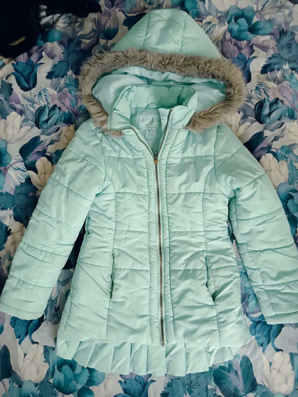 Аликанте. Продается очень красивая курточка GUESS в отличном состоянии, на девочку 10-11лет. Имеютс 1