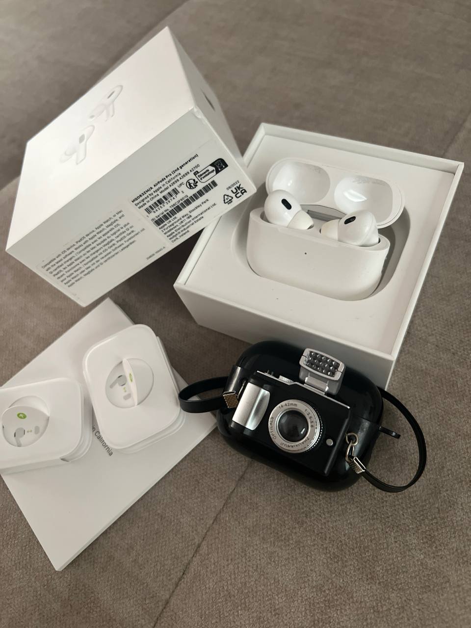Продам оригинальные AirPods Pro 2gen в оригинальной коробке с аксессуарами. 1