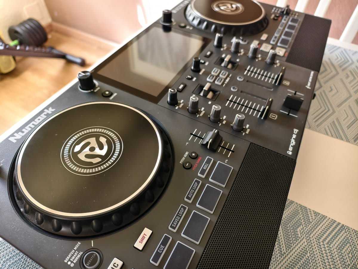 Продам DJ контроллер Numark Mixstream Pro + 5