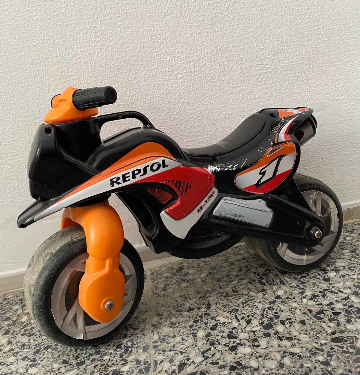 Продам беговел 1