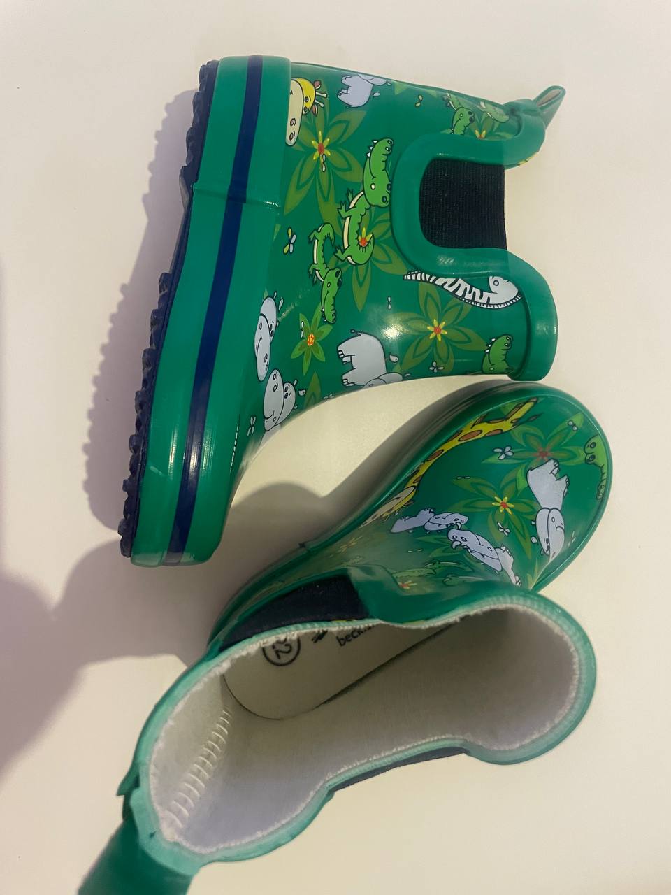 Продам резиновые сапожки Beck (1 раз одевали) и кроссовки Skechers (мало носили) 22 размера за 10€. 1