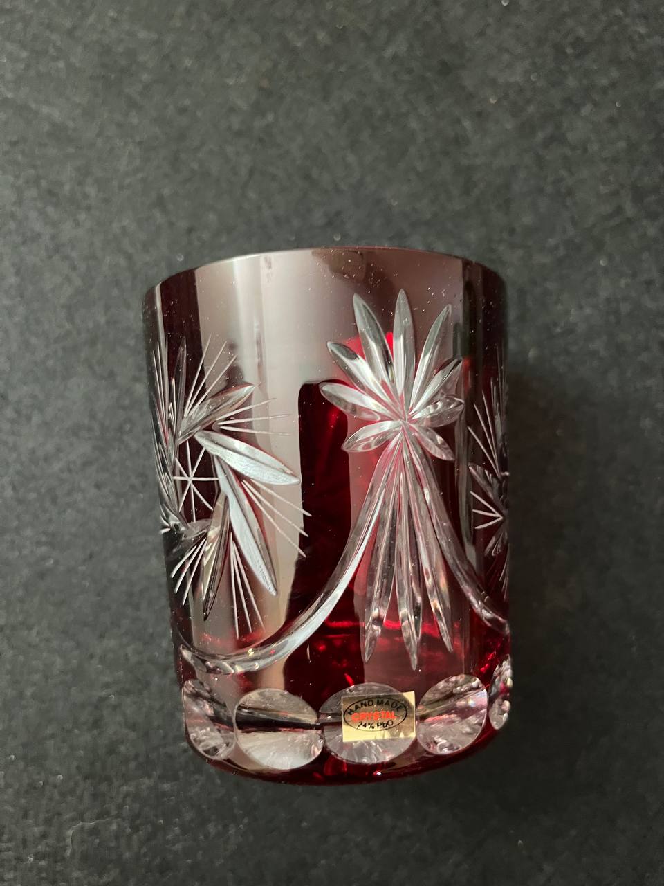 Хрустальные бокалы ( 6 разных цветов ) , hand made , никогда не были в пользовании , по вопросам в Л 5