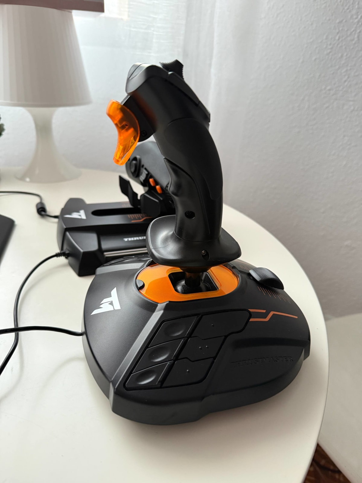 Продам игровую систему Thrustmaster T.1600M FCS. Идеально подходит для авиасимуляторов. Использовала 2