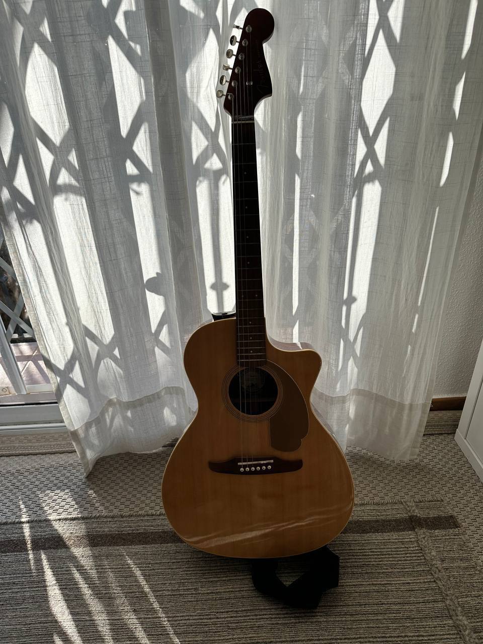 Здравствуйте! Продаю гитару модели Fender Newporter Player WN Nat. Гитара акустическая, но также ее 2