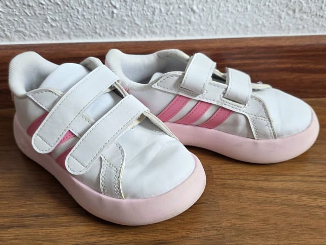 Кросівки Adidas розмір 27 - 5 € Кросівки Рита розмір 25 - 5€