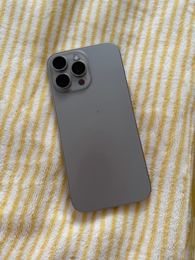 Продам свой iPhone 16 pro max 256 gb, цвет Titan