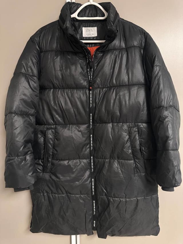 Пуховик (удлиненная куртка) Zara на мальчика 11-12 лет. Общая длина 82см. Потайной тонкий капюшон. С