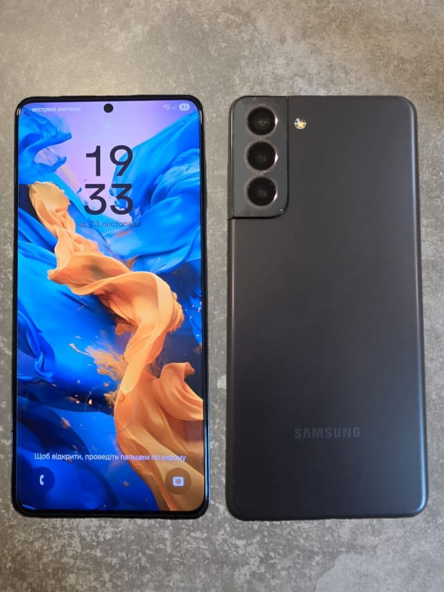 Продам телефон Samsung S21 в отличном состоянии, память 128, есть небольшие потёртости на задней кры