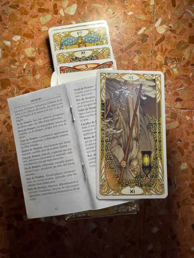 Продаю изысканную колоду Le Tarot Art Nouveau, приобретённую в Париже.