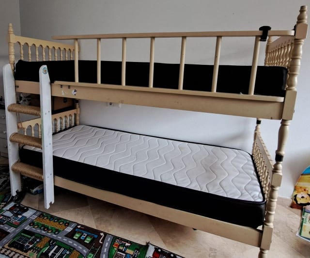 Продам кровать с матрасами. 40 евро. Аликанте. Район Археологического музея.