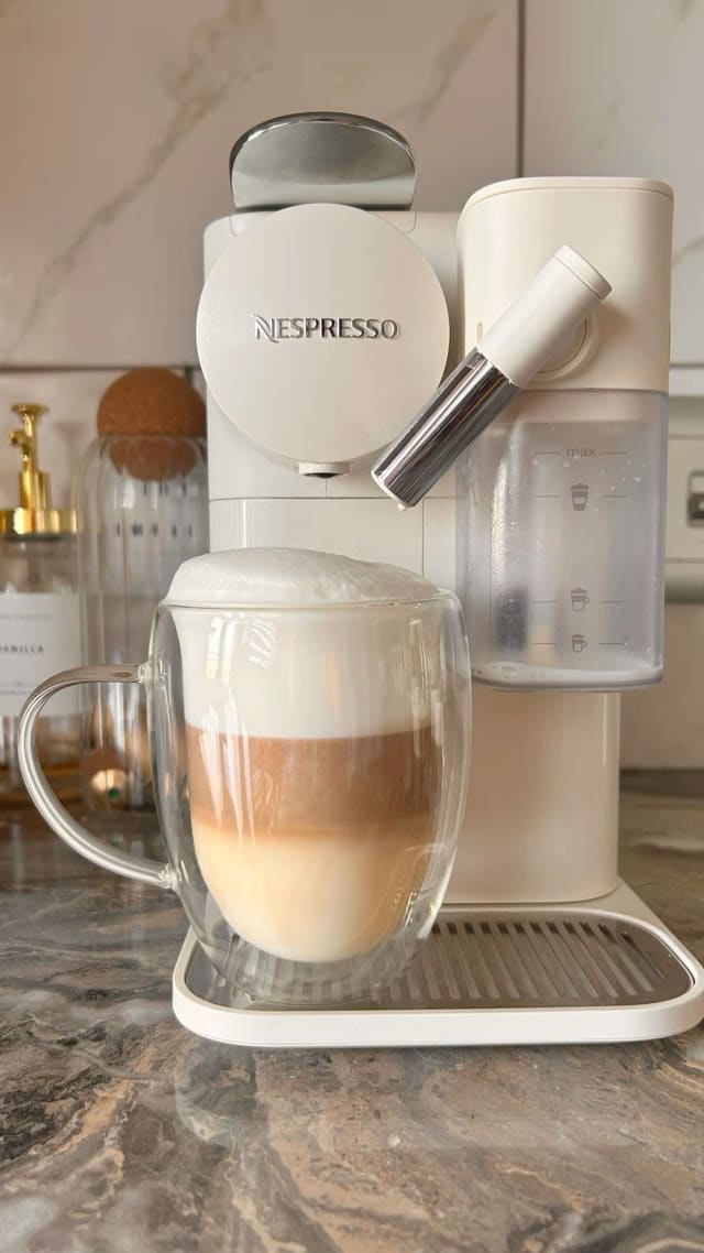Добрый день. Продам кофе машину Nespresso& DeLonghi капсульная, с капучинатором, в отличном состояни