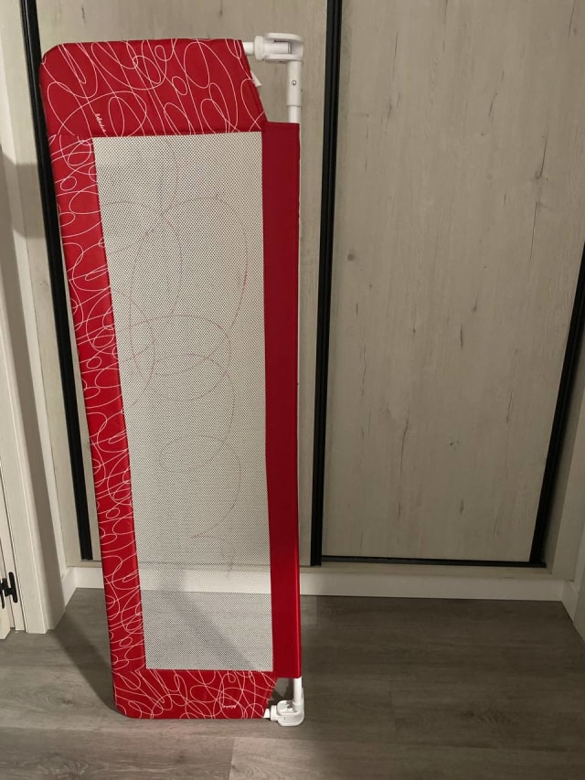 Продам защитный бортик на кровать 1,40 м, 15€