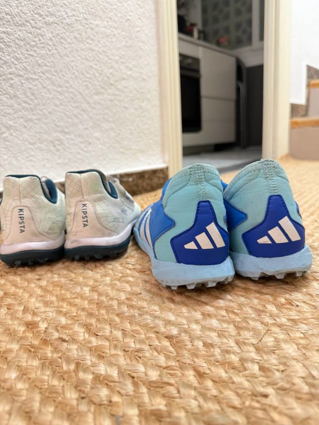 Футбольная обувь две штуки 36 размер, голубые Adidas, белые Kipsta. 