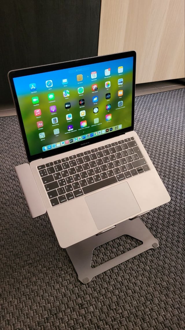 Macbook Air "13 2019, 128 гб + подставка + хаб для всех разъемов. Русская раскладка. Отличное состоя