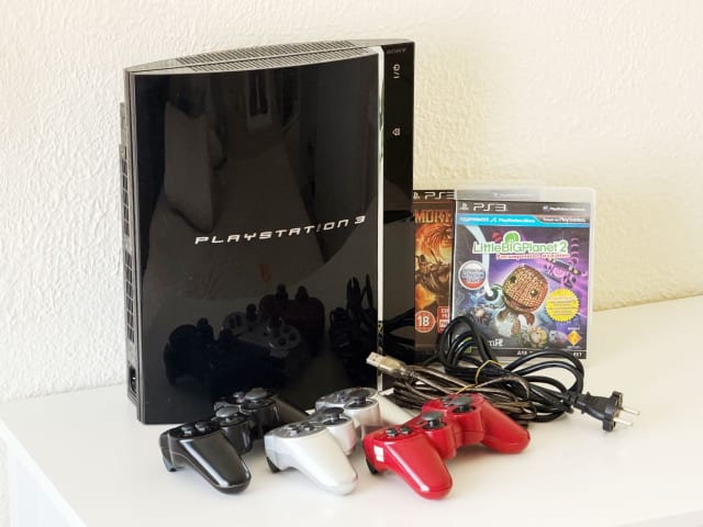 Продам PlayStation 3 (прошитая!!) + 7 игр (2 на дисках и 5 загруженных на флешку) + 3 джойстика (2 р